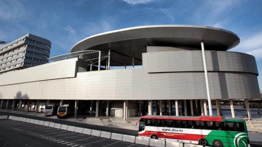 Imagen de la estación de autobuses de Benidorm, donde se aprecia el acceso a la zona comercial y el hotel de la terminal.