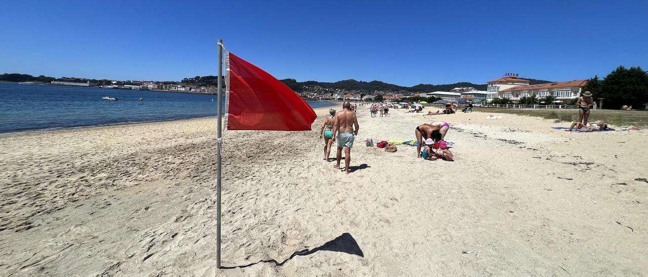 La bandera roja en la playa de Rodeira, a principios de agosto, por vertidos fecales.