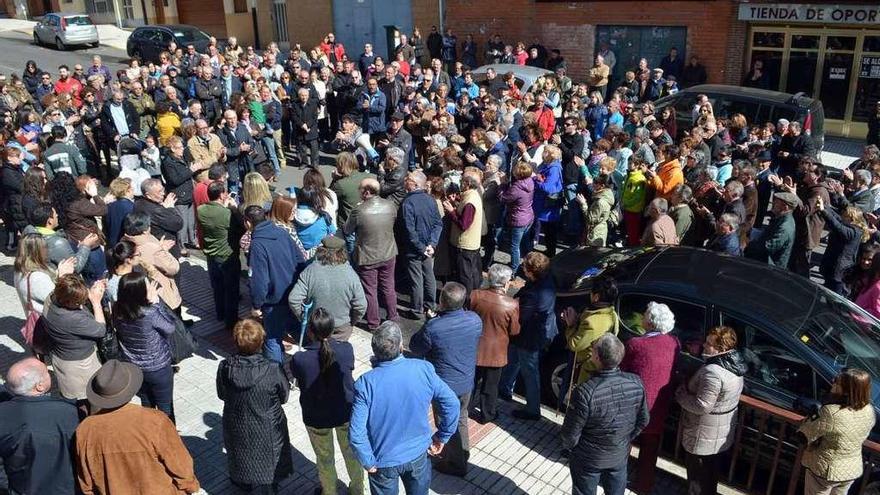 Un momento de la concentración celebrada ayer a las puertas del hospital.