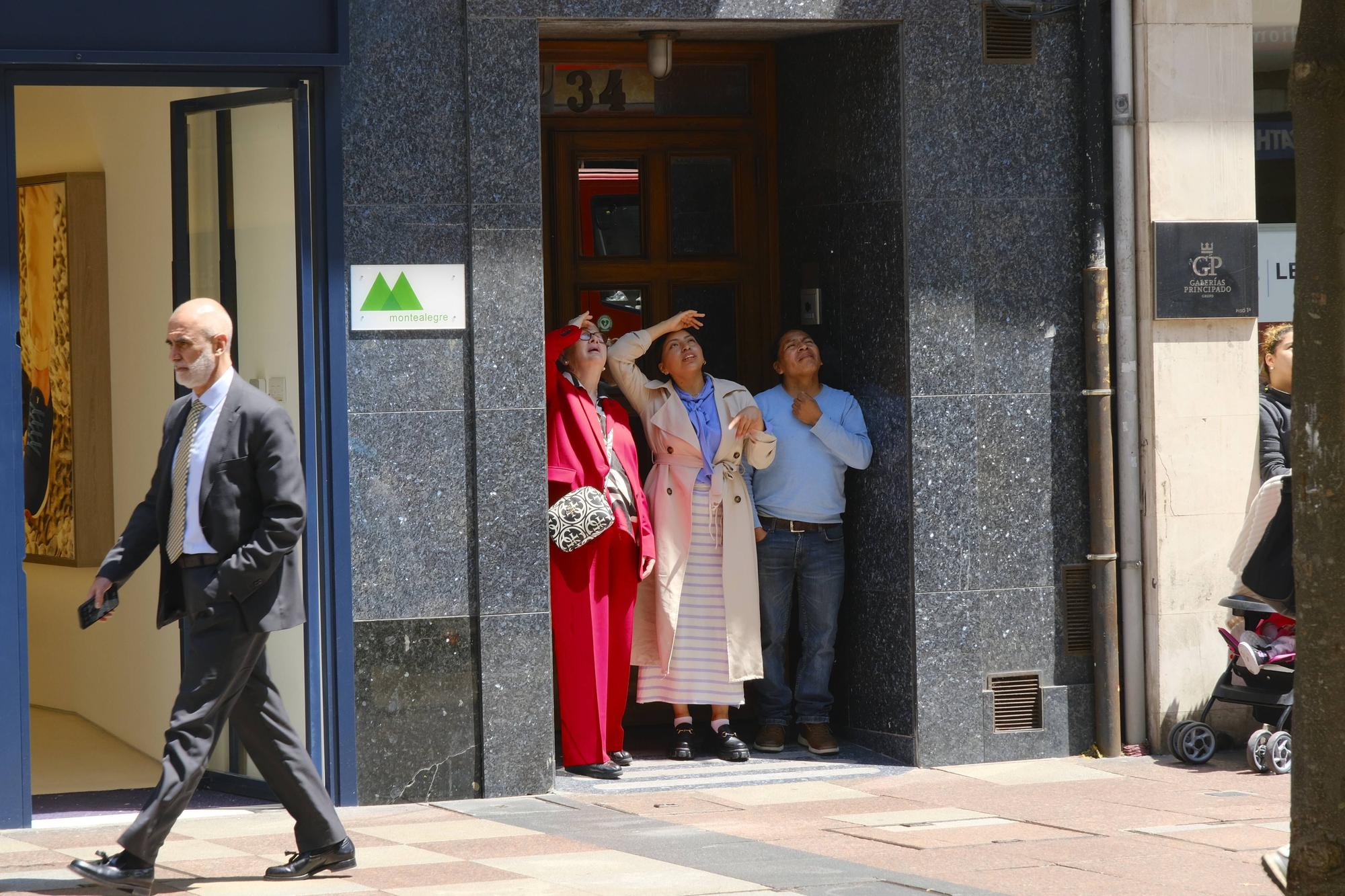 Alarme en la calle Uría de Oviedo por la caída de cascotes en plena vía pública