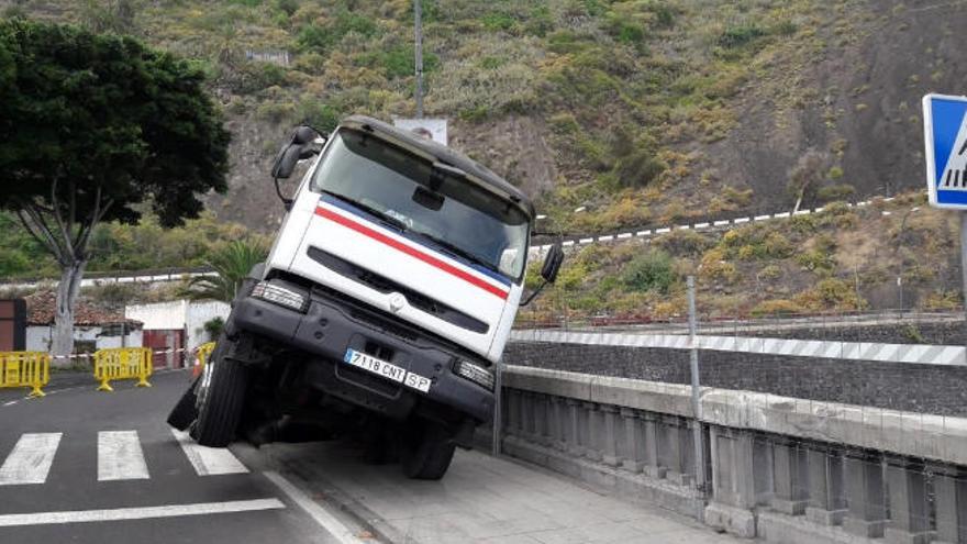 Cortan la carretera de Garachico por el semivuelco de una hormigonera