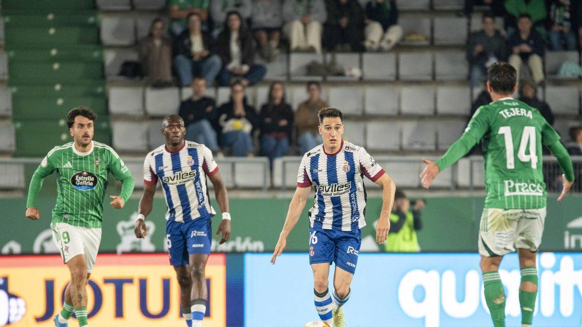El Avilés empata en casa del Racing de Ferrol y sigue vivo en la lucha por la salvación: Santamaría brilla como héroe blanquiazul