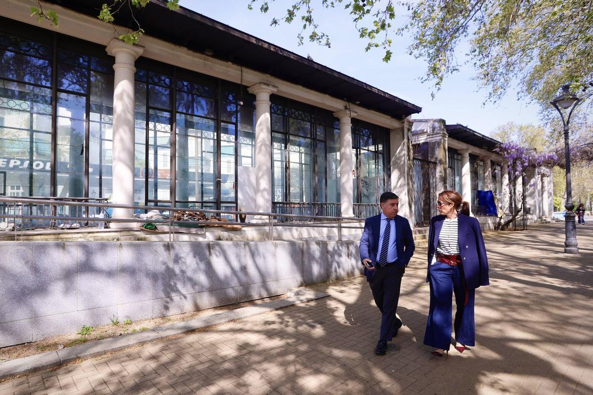 Córdoba. Pérgola de los Jardines Duque de Rivas. La teniente de alcalde delegada de Turismo, Marian Aguilar, y el delegado de Infraestructuras, Miguel Ruiz Madruga, informan sobre las obras en La Pérgola.