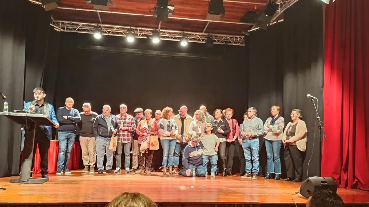 "Foto de familia" de los premiados en los galardones Fumarea de Laviana.