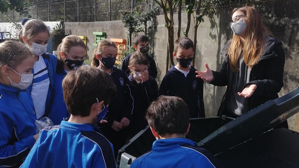 La maestra compostera de Bueu en una actividad con el alumnado del colegio Virxe Milagrosa.