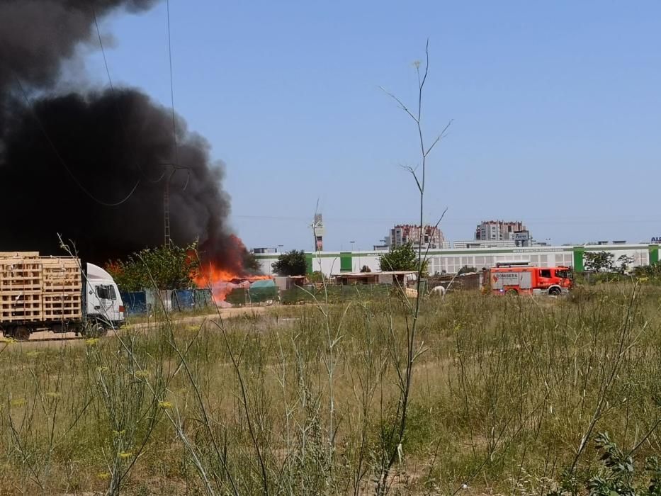 El descampado donde se ha declarado el fuego de Benimàmet.