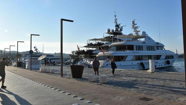 Yates amarrados en la marina de la zona de sa Riba este verano. | C. NAVARRO