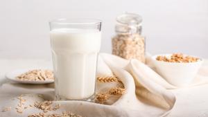 Un vaso de leche de avena.