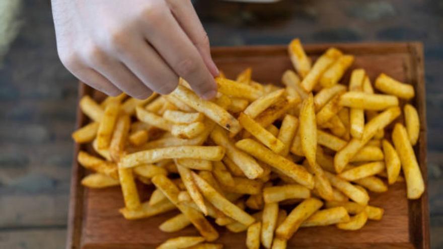 El sencillo truco para que tus patatas fritas queden siempre crujientes: el ingrediente que necesitas