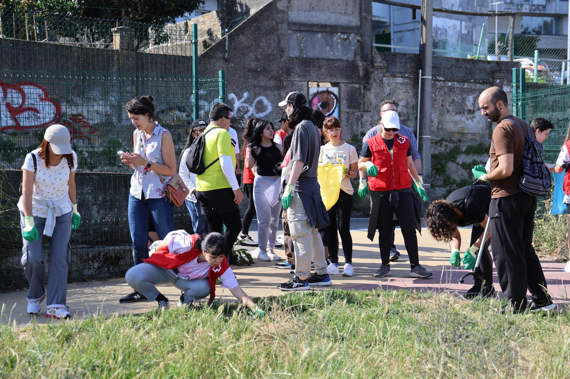 Voluntarios de Cruz Roja recogen basura en la Vía Verde