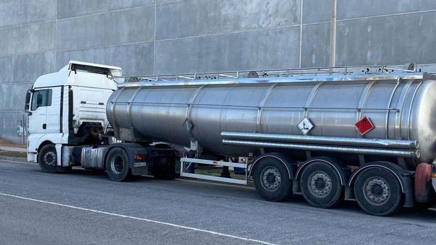 Un camión estacionado en una zona urbana