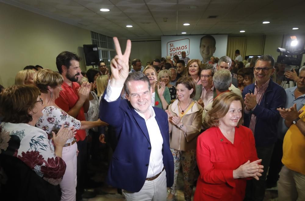 Celebración de Abel Caballero junto al resto del socialismo vigués.