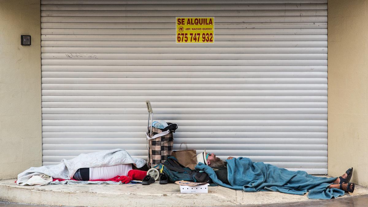 Dos sintecho a las puertas de un local de la Rambla, en una imagen reciente