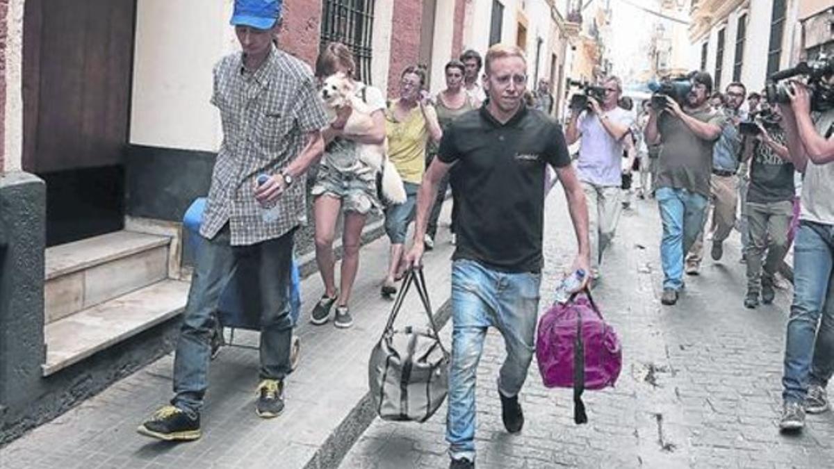 Una familia se lleva sus enseres tras ser desahuciada en Cádiz.