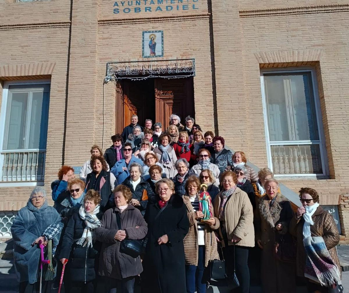 Las mujeres de Sobradiel se fotografiaron a las puertas del ayuntamiento.  |