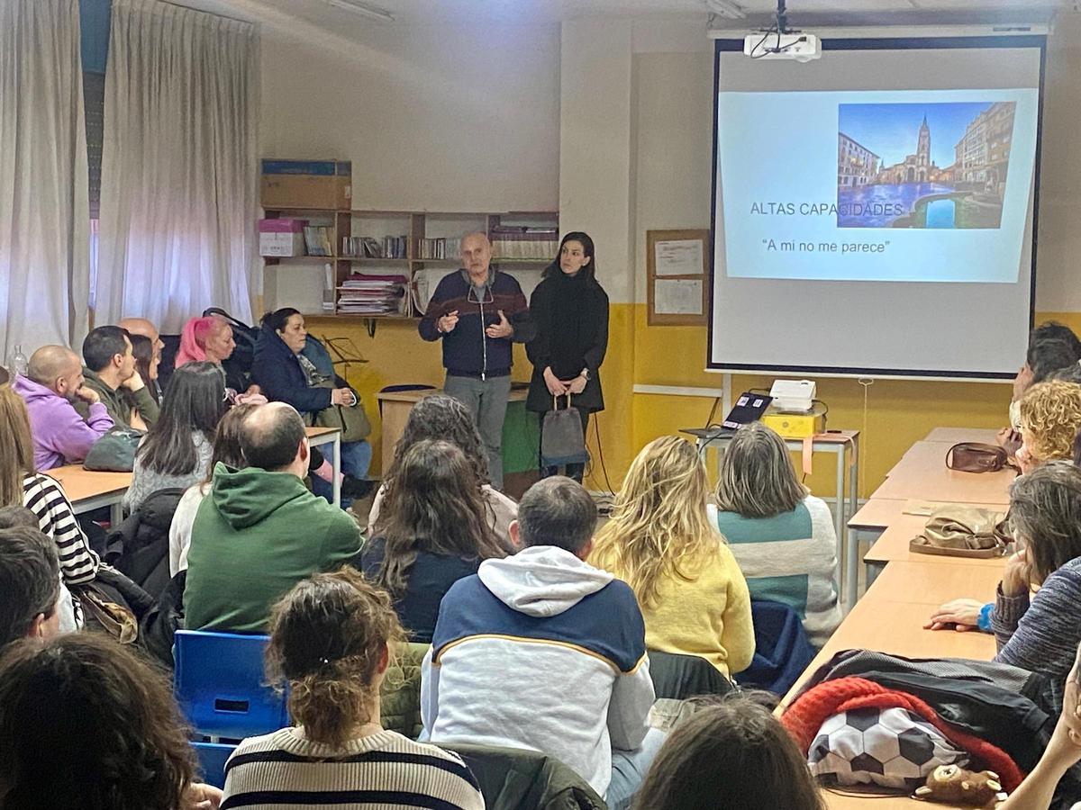 El coordinador del programa, José Luis Pérez, y la concejala Lourdes García en una reunión para explicar el programa.
