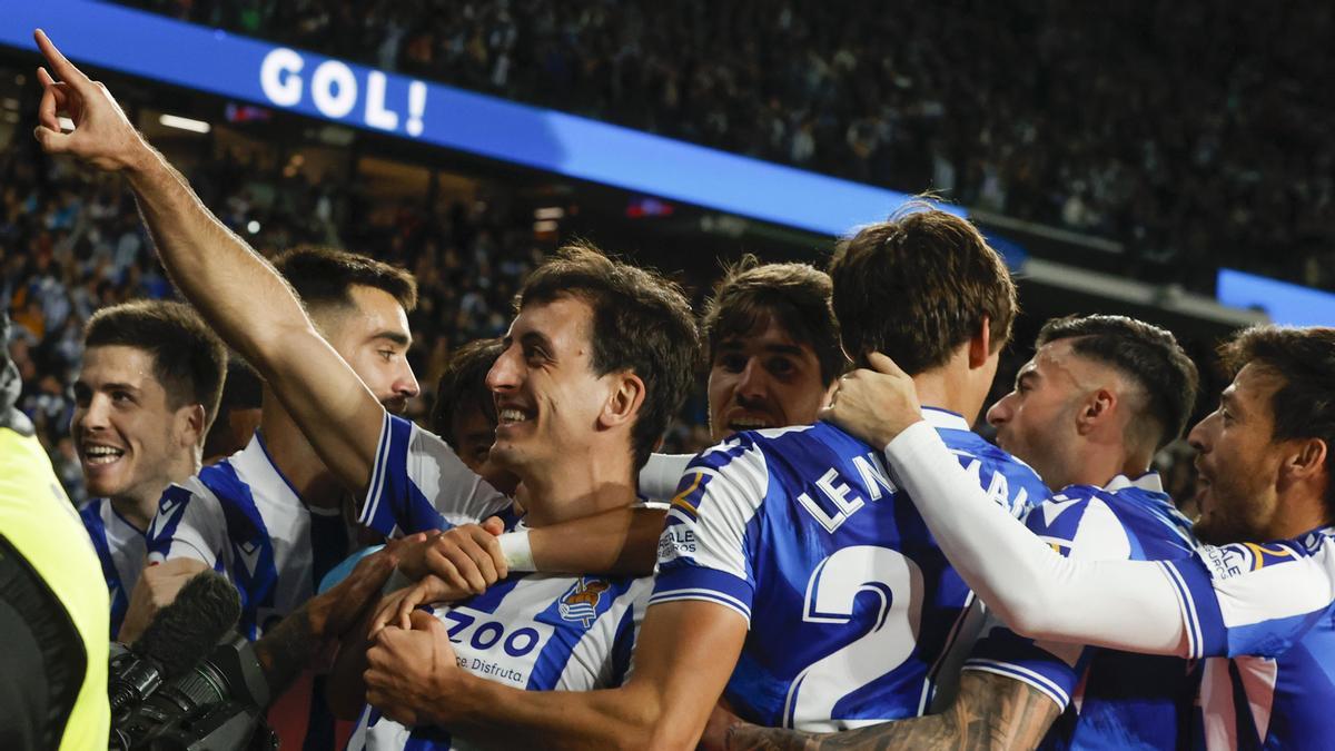 Oyarzabal celebra su gol de penalti ante el Athletic junto a sus compañeros.