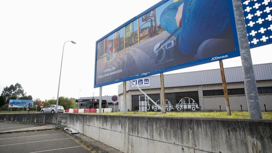 Arranca la campaña turística con una valla en el aeropuerto