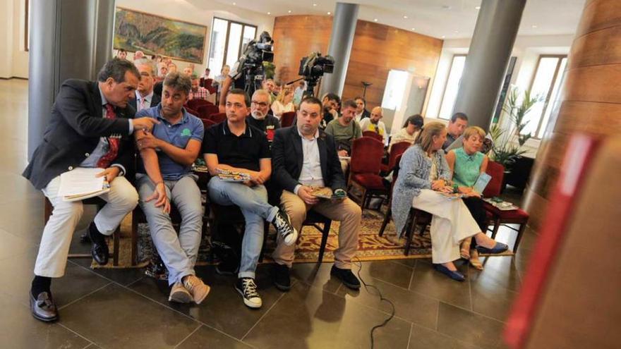 Organizadores, autoridades y público durante la presentación ayer de la prueba.