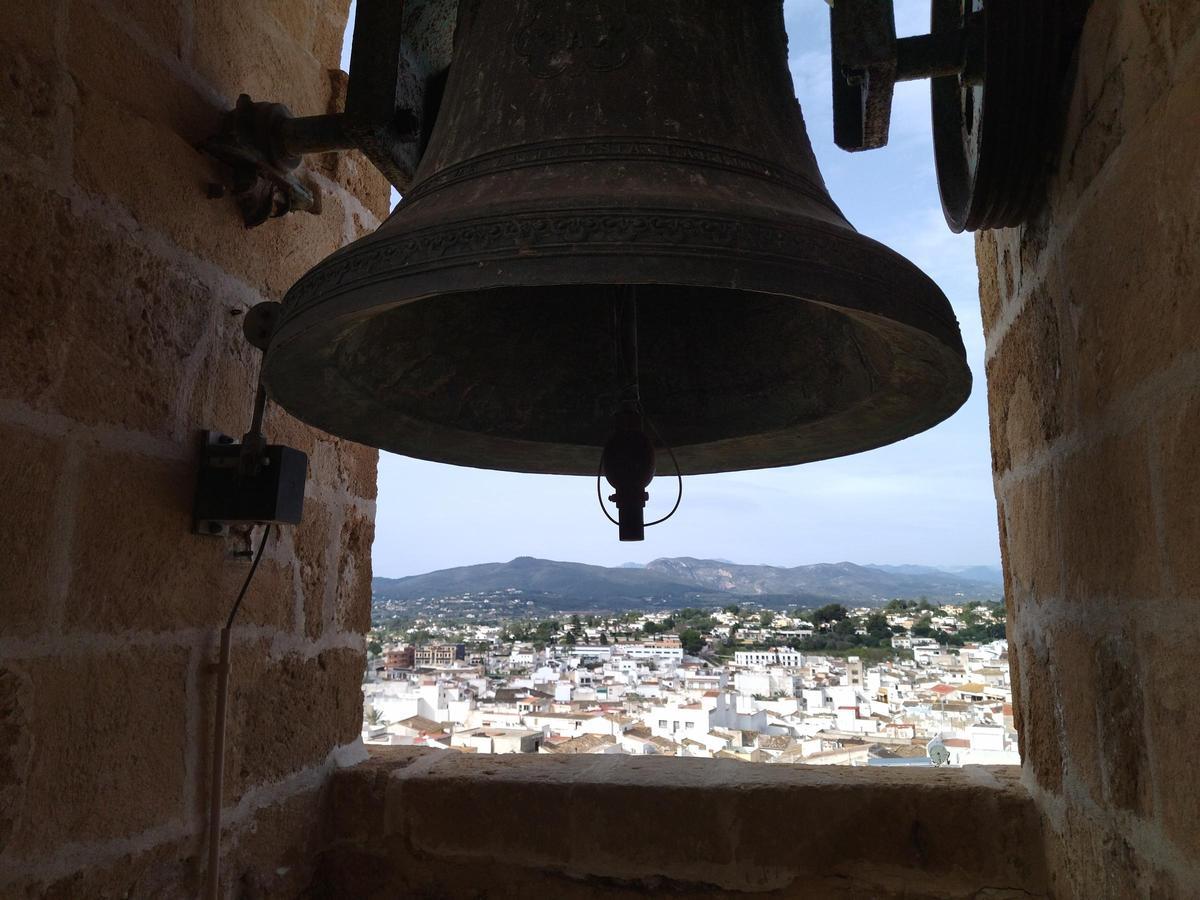 Una de las cuatro campanas de la iglesia de Xàbia
