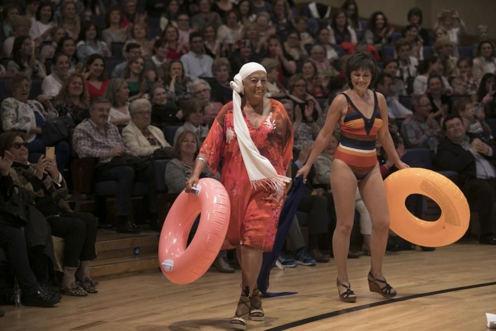 Desfile en el Auditorio de mujeres afectadas por cáncer de mama