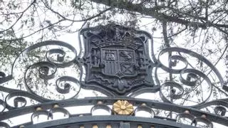 La Asociación por la Memoria Histórica lleva a la Fiscalía a Patrimonio Nacional por mantener escudos franquistas en El Pardo