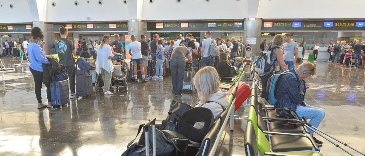 Turistas facturan sus equipajes en el aeropuerto de Gran Canaria.