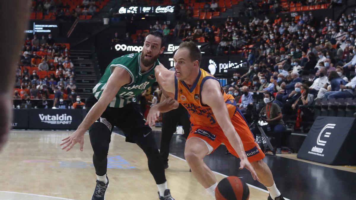 Klemen Prepelic, en el partido ante el Coosur Real Betis en La Fonteta