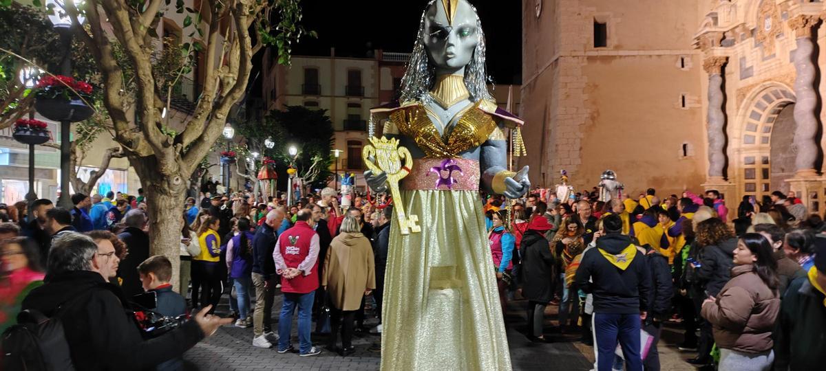 El Carnaval de Vinaròs se ha puesto en marcha con una jornada que ha reunido a miles de personas.