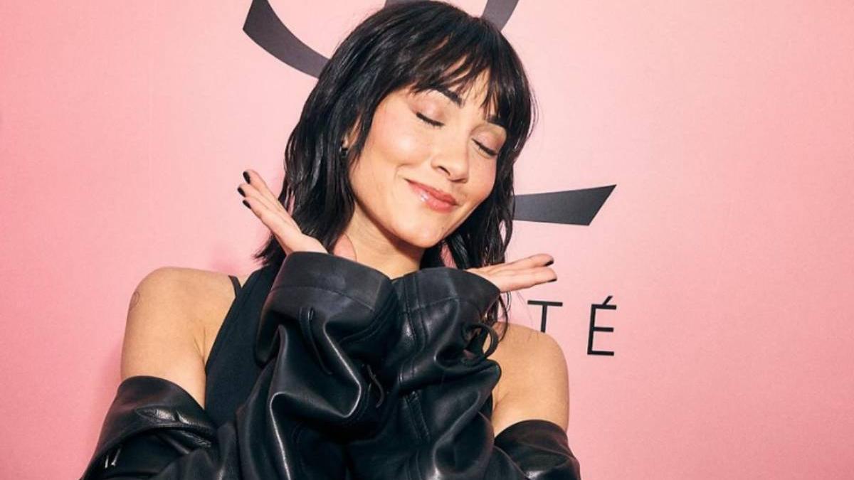 Transparencias y cuero: el explosivo combo de Aitana en París