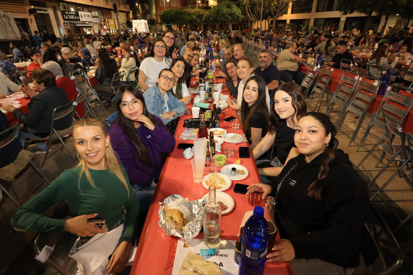 Búscate en la galería de fotos del 'sopar de pa i porta' en las fiestas de Almassora