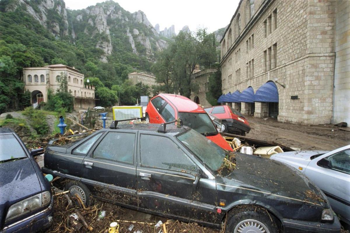 Cotxes arrossegats i amuntegats a Montserrat per l'aiguat del 10 de juny del 2000