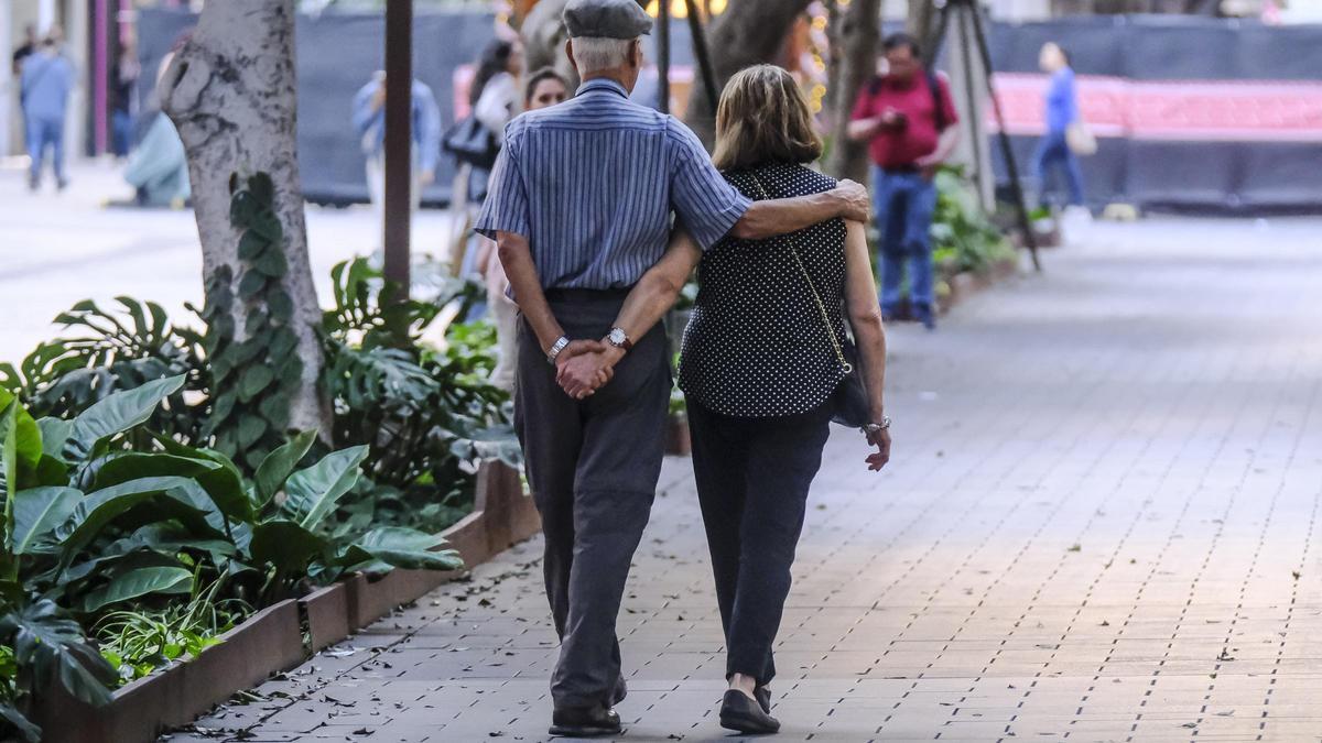 Una pareja de jubilados pasea de la mano por la zona de Mesa y López de Las Palmas de Gran Canaria.
