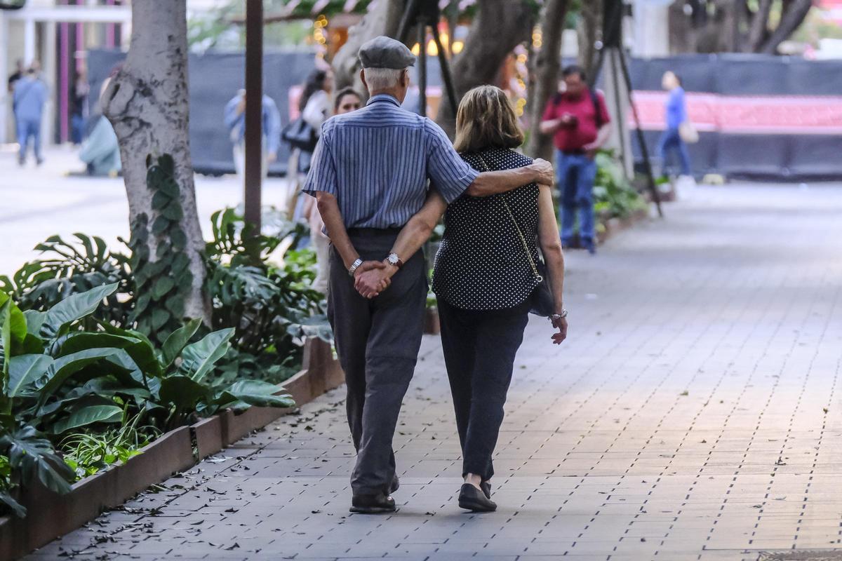 Una pareja de jubilados, paseando.