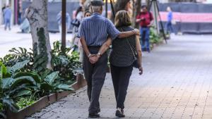 Una pareja de jubilados pasea de la mano por la zona de Mesa y López de Las Palmas de Gran Canaria.