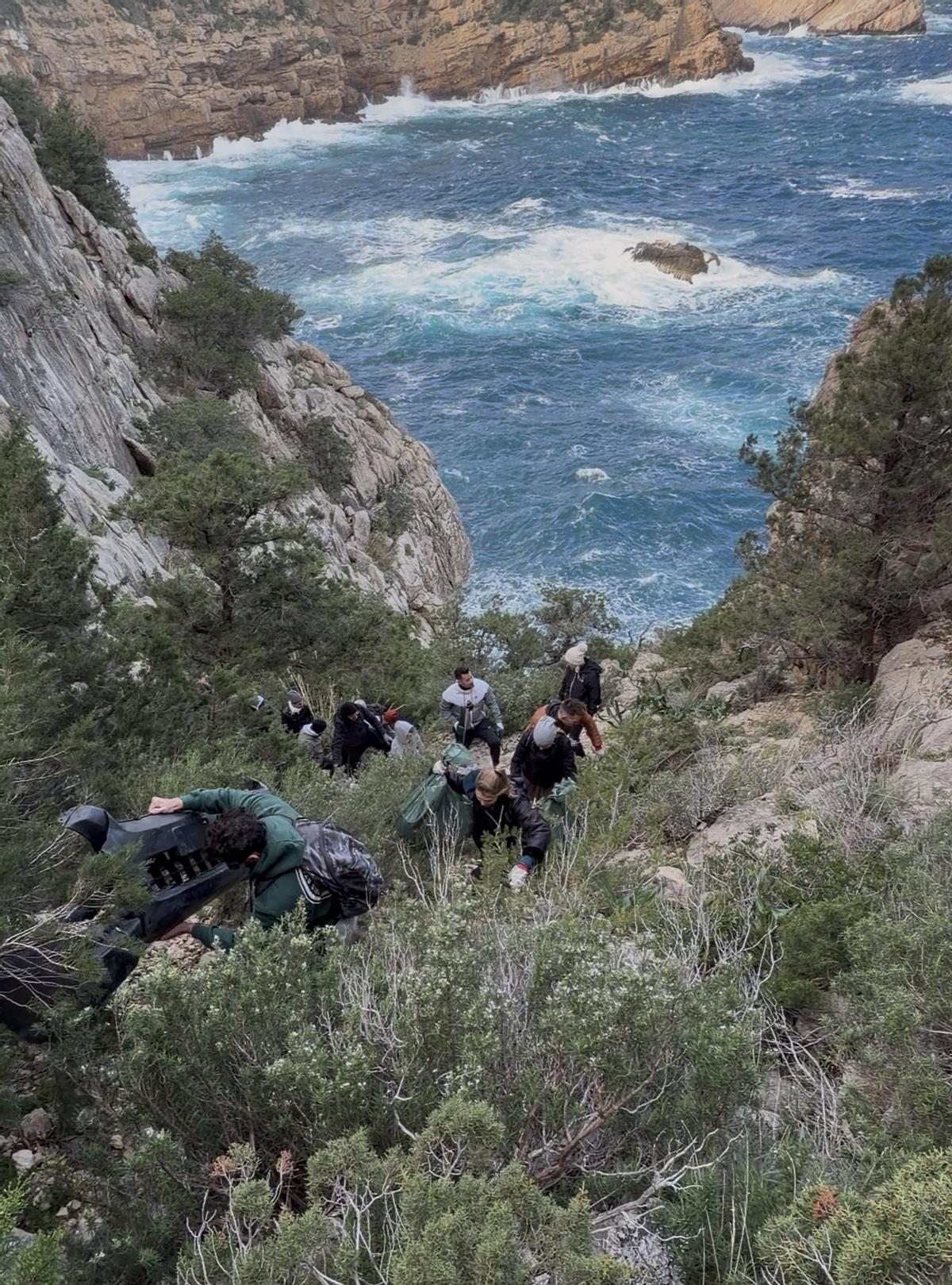Voluntarios descendiendo a la difícil zona Voluntarios descendiendo a la difícil zona