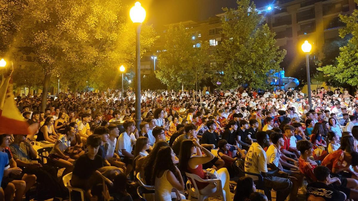 Asistentes a la retransmisión de la semifinal de la selección española en el Mundial, en Ontinyent.