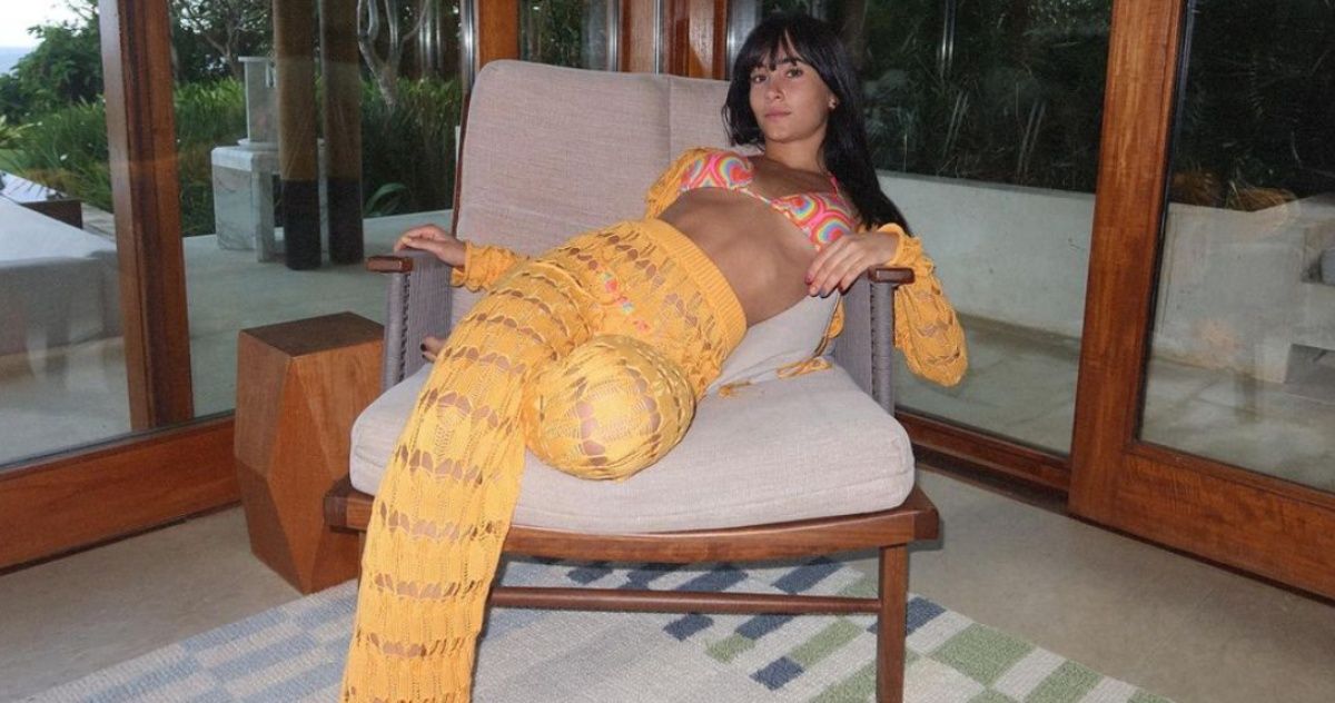 Aitana con conjunto de crochet amarillo