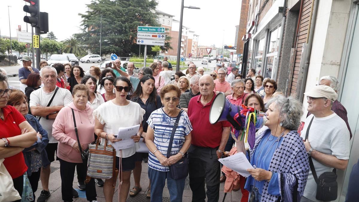 Un momento de la protesta frente a la sucursal cerrada.