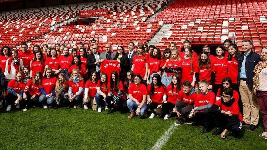 Estudiantes gijoneses y rusos, ayer, sobre el césped de El Molinón.