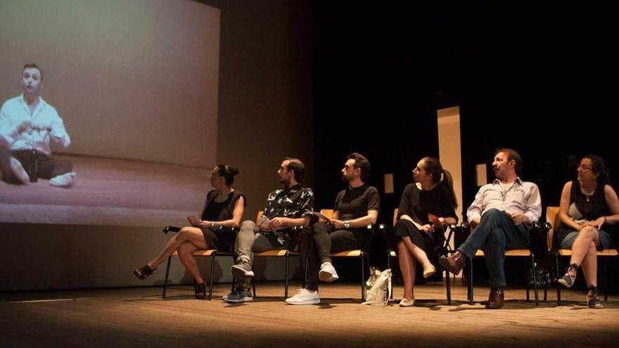 Por la izquierda, Dana Raz, Manuel Badás, Borja Roces, María Alonso, José Antonio Lobato y Ana Laura Barros, durante el acto.