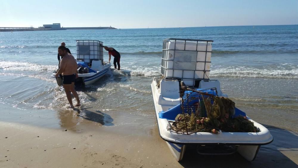 Limpieza de fondos de la playa de Los Náufragos