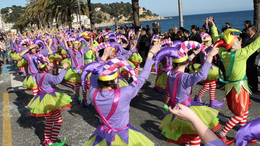 Una de les comparses al passeig de Lloret, amb el mar de fons.