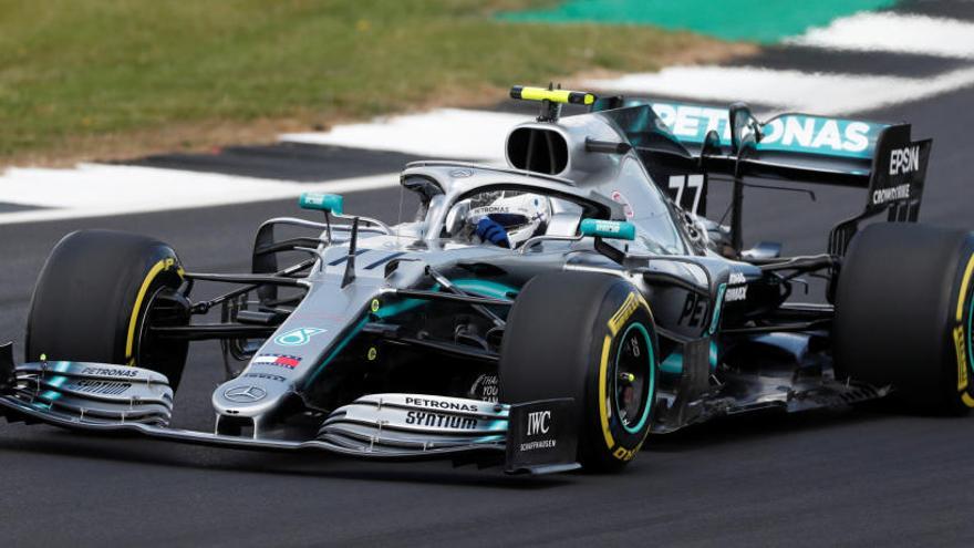 Bottas, al frente de Silverstone junto a Hamilton.