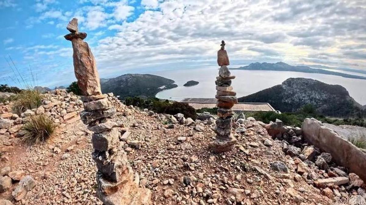 Steinmännchen am Turm Talaia d'Albercutx (Pollença).