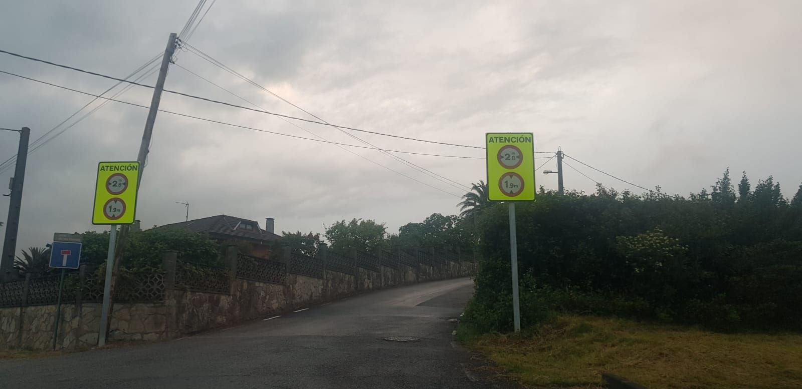 Un camión frigorífico se atasca en un camino rural de Gijón