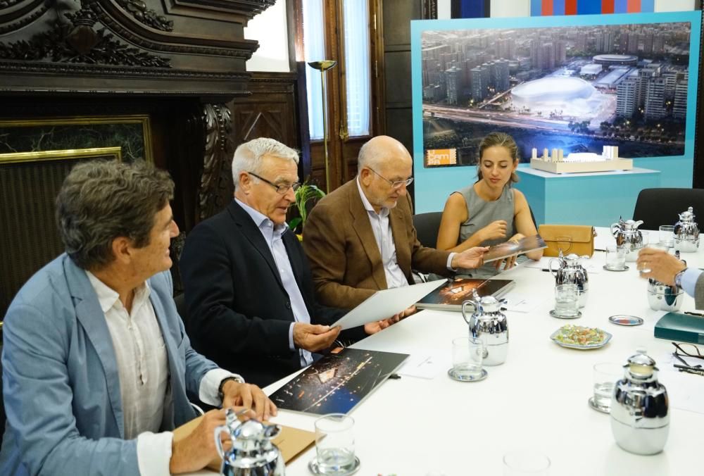 Joan Ribó y Juan Roig (en el centro), durante la presentación del proyecto Arena de València