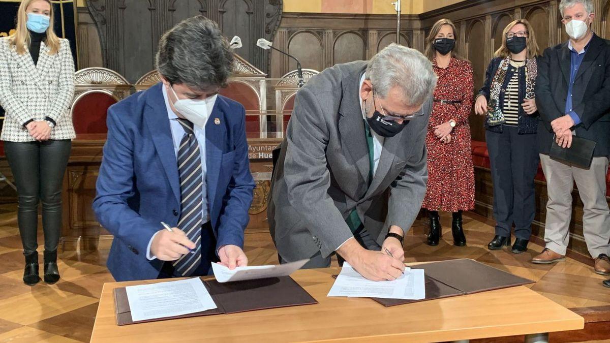 Firma del convenio entre la Universidad de Zaragoza y el Ayuntamiento de Huesca para la creación del curso de Ciberseguridad.