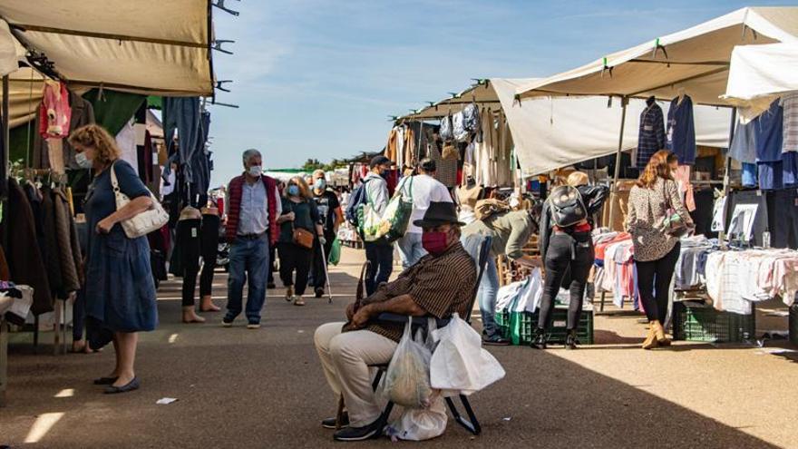 El público regresa al mercadillo de los martes que reúne a 250 vendedores