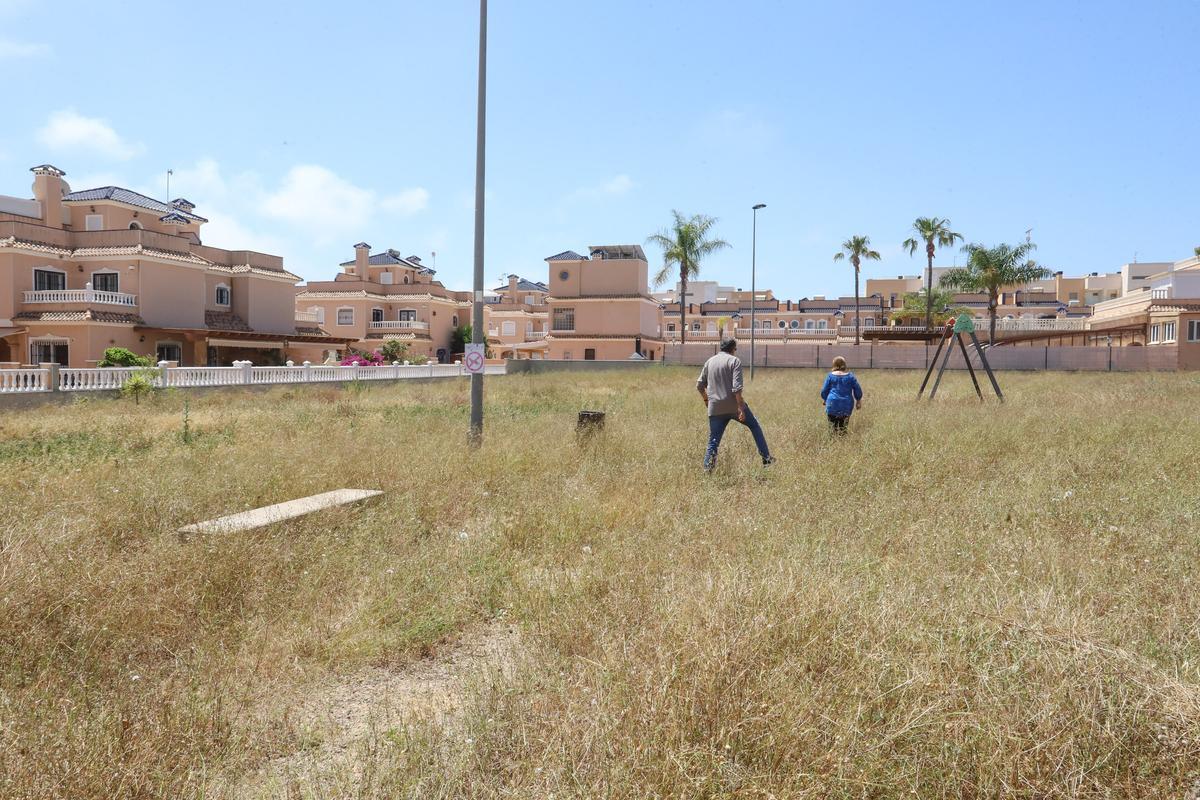 Parques en Orihuela Costa con deficiencias en el mantenimiento